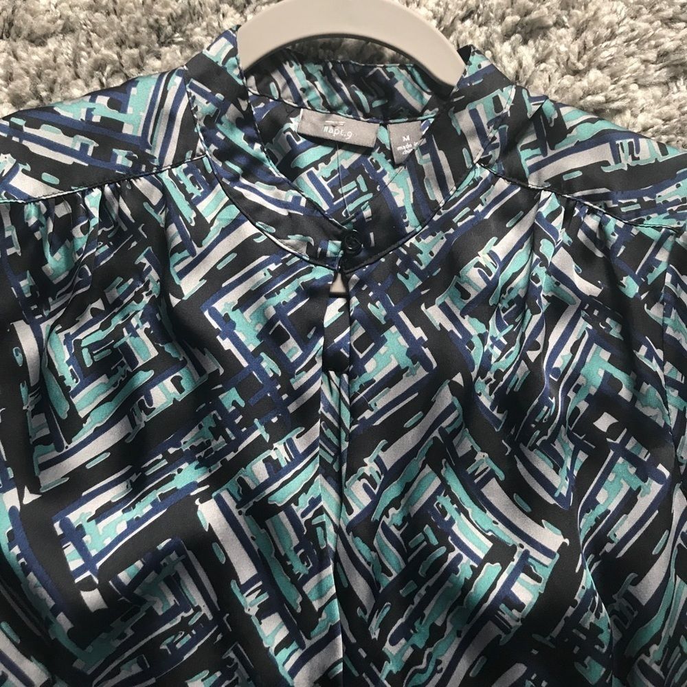 Key hole neck blouse - Picture 3 of 3